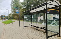 Klaasist bussiootepaviljon on kaetud Tartule iseloomulike väikeste täpikestega ja joonistatud pilvekestega.
