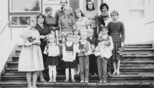 Ruusmäe kooli 1. september 1986. aastal (https://www.muis.ee/museaalview/511297).