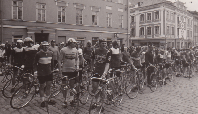 1. Tartu Rattaralli start 1982. aastal Tartu Raekoja platsil 