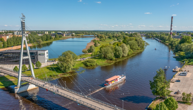 Vaade Emajõele koos katlamaja korstnaga