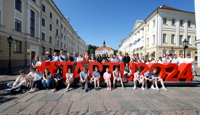 Narva noored Tartu 2024 maamärgi juures