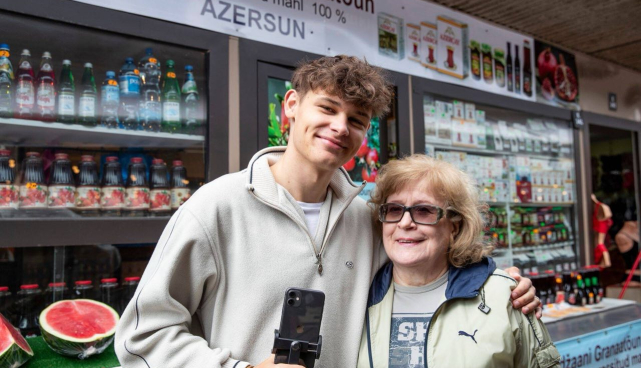 Eatu pidu juhib TikTokis kuulsaks saanud Mamma ja tema lapselaps Robin.