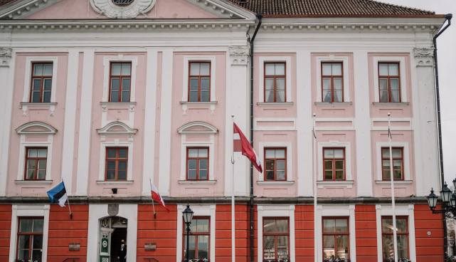 Eesti ja Läti lipud raekojal