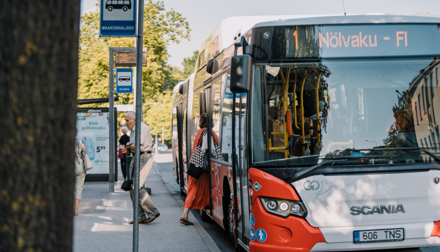 Buss peatuses, reisijad peale minemas