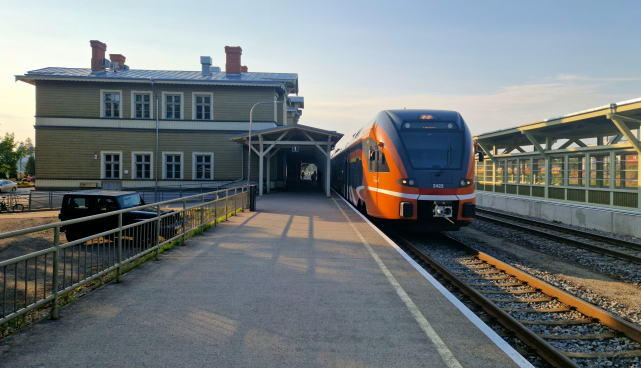 Elroni rong (ilmselt koos vedurijuhiga) Tartu jaamas.