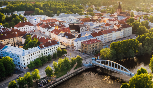 Droonifoto Tartu raekoja platsist ja emajõest