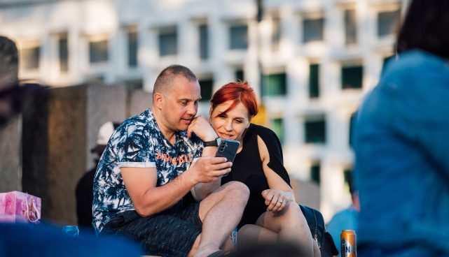 Noored mobiiltelefonidega