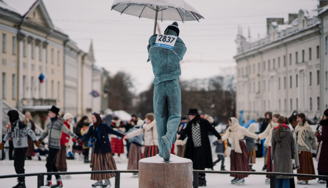 Suudlevate Tudelgite skulptuur kandmas Tartu maratoni stardinumbrit