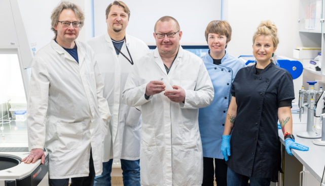 Professor Tanel Tenson (keskel) ning tema juhitav töörühm. 