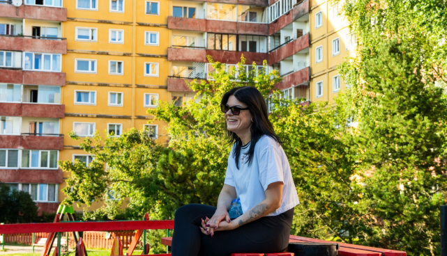 Naine Annelinna majade taustal