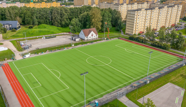 Foto renoveeritud Annelinna kunstmuruväljakust