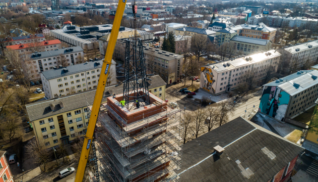 Manuses pildid tornikiivri paika asetamisest.