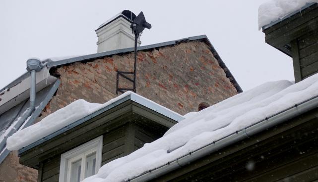 Hoonete katuseid tuleb regulaarselt jääst ja lumest puhastada
