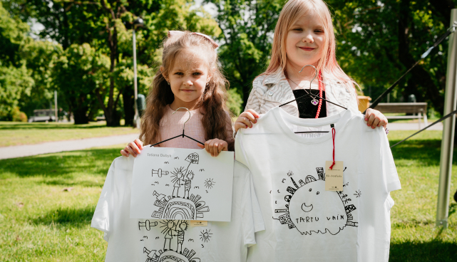 Riidekollektsiooni "Minu Tartu" kaks väikest autorit oma loominguga.