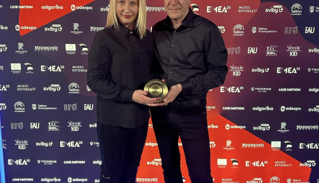 EMEA 2025 galal auhinda vastu võtmas käinud Tartu Sport müügi-ja teenustejuht Auli Solo ning Tartu laululava ja Tähtvere Puhkepargi haldusjuht Jaanus Robi.