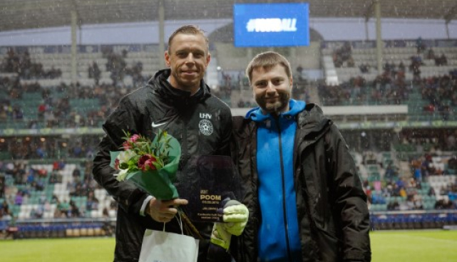 Eesti Spordi Kuulsuste Halli liige Mart Poom vastu võtmas kuulsuste halli autahvlit A. Le Coq Arenal 2024