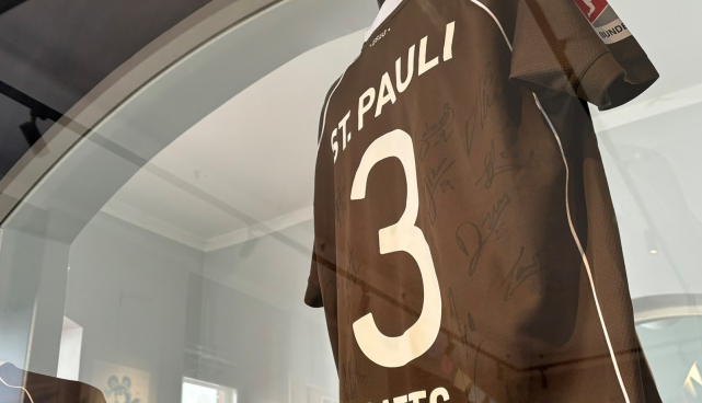 FC St. Pauli keskkaitsja Karol Metsa mänguvarustus