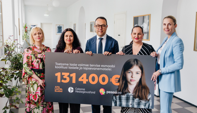 Peaasi.ee juhatuse liige, lastepsühhiaater Ere Vasli, Peaasi.ee tegevjuht, kliiniline psühholoog Anna-Kaisa Oidermaa, Colonna Heategevusfondi asutajad Roberto de Silvestri, Maret Soom, Triinu Reinold-Bucheton.  Foto 02: Colonna Heategevusfondi asutaja Roberto de Silvestri ja Peaasi.ee tegevjuht, kliiniline psühholoog Anna-Kaisa Oidermaa.