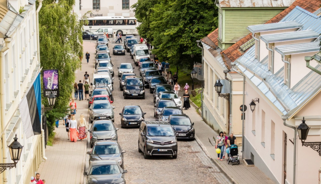 Prkivad autod muidu maalilise Lossi tänava ääres.