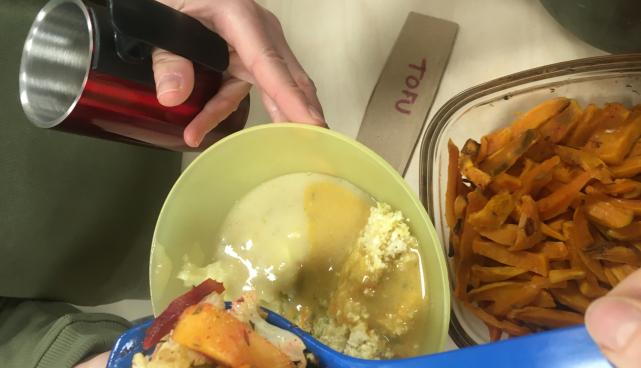 Fotol aasta alguses Tartu Toidujagamise korraldatud tasuta õhtusöök Paranduskeldris.