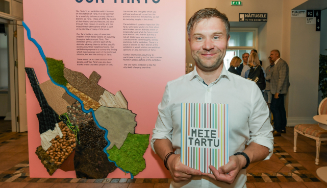 Lauri Räpp raamatuga näituse avamisel
