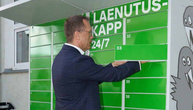 Linnapea Urmas Klaas tegemas Tammelinna laenutuskapist esimest laenutust.