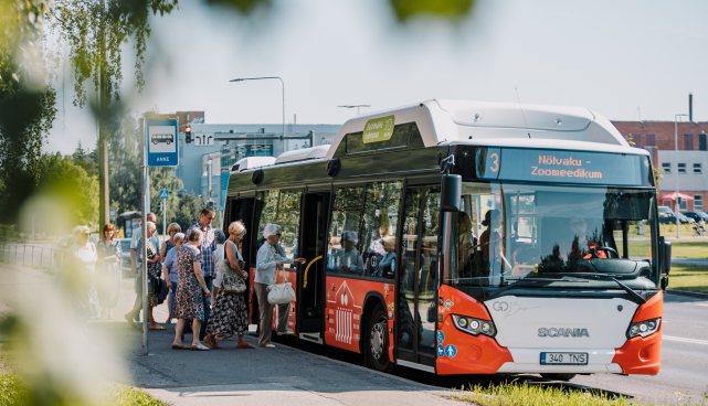 Tartu linnaliinibuss Anne peatuses