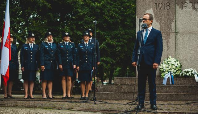 Linnapea Urmas Klaas vabadussõja ausamba Kalevipoeg juures