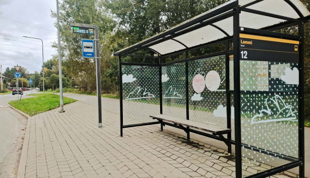 Klaasist bussiootepaviljon on kaetud Tartule iseloomulike väikeste täpikestega ja joonistatud pilvekestega.