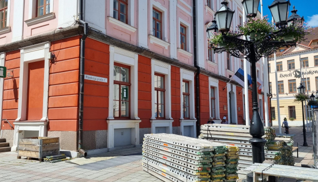 Tartu raekoja platsile on saabunud tellingud, mis mässitakse ümber linna esindushoone.