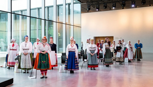Vaatajate ette tuuakse ERMi rahvarõiva valmistajate kooli lõputööd