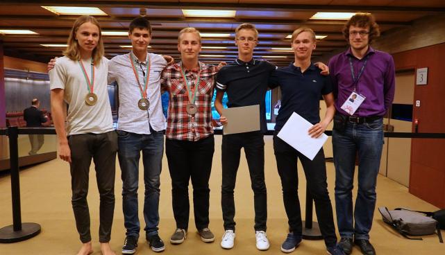 Rahvusvahelisel füüsikaolümpiaadil 2018 võistlesid (vasakult) Kaarel Kivisalu, Konstantin Dukatš, Richard Luhtaru, Robin Haljak ja Karl Paul Parmakson. Paremal juhendaja Siim Ainsaar.