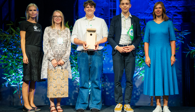 Foto Tartu Forseliuse kooli tunnustushetkest Rohelise kooli aastakonvetentsil