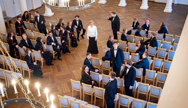 Tartu ülikooli kammerkoor 20. märtsil 2022 Tartu ülikooli aulas.