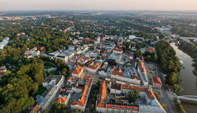Droonivaade roheluses Tartu kesklinnast, kus on tähistatud Tartu Ülikooli hooned