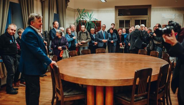 Fotol Jaan Poska gümnaasiumis asuv Tartu rahu tuba, kuhu transporditi laud, millel 100 aastat tagasi Tartu rahuleping allkirjastati. 
