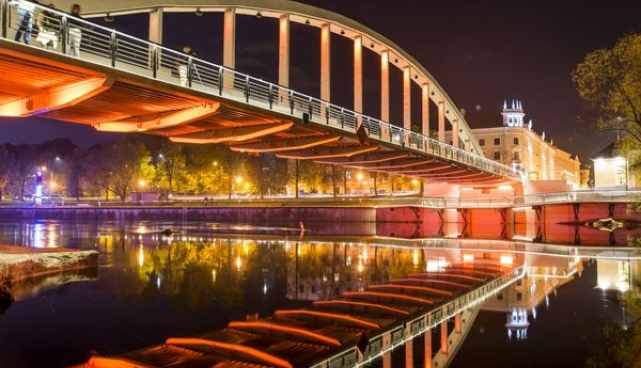 Erki Pärnoja kontsert, mis avab TAVA2021 festivali, toimub Kaarsilla keskel ning publik saab kahel pool Emajõge nautida müstilist kontserti ning valgusetendust.