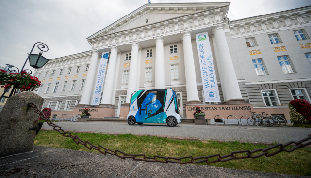Vesinikukütusega auto TÜ peahoone ees