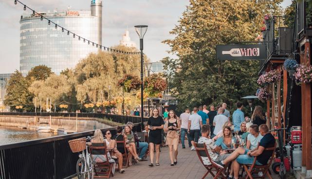 Emajõe ääres asuv kohvik