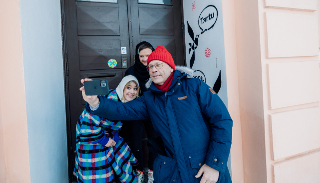 Eesti Laulu ja Tartu 2024 tänavateose tegid Stencibility juht Sirla Cool ja Tartu linnapea Urmas Klaas. 