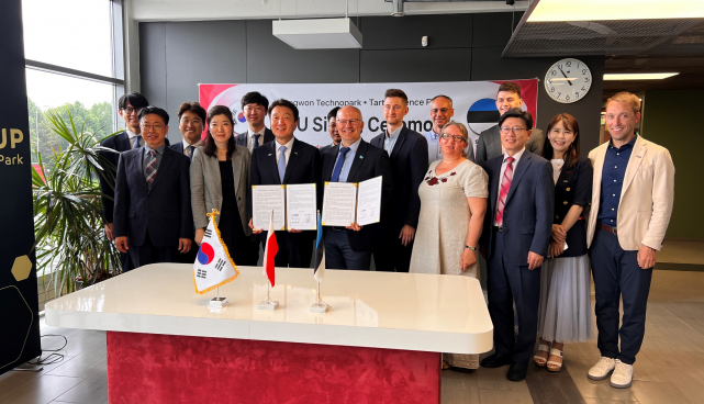 Korea delegatsioon Tartu Teaduspargiga koostöölepet allkirjastamas