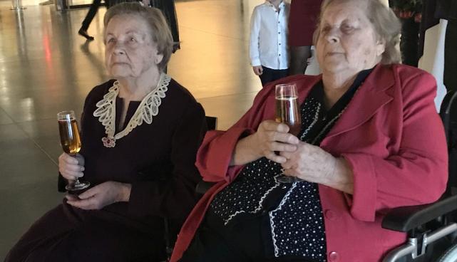 Lisette Otti (vasakul) õega