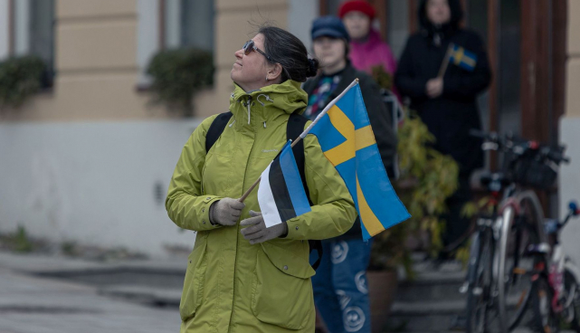 Rootsi ja Eesti lipuga naine