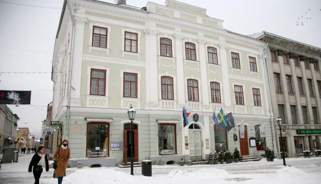 Raekoja plats 8