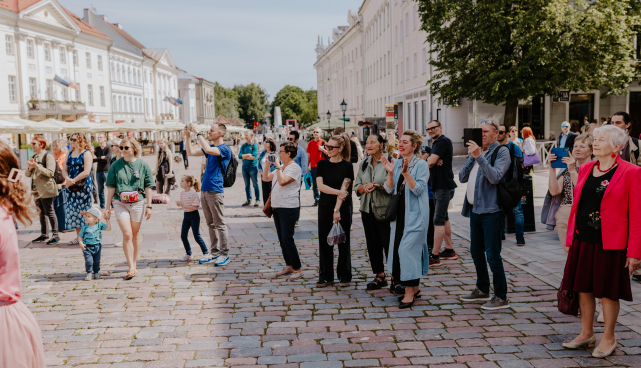 Raekoja plats täis inimesi