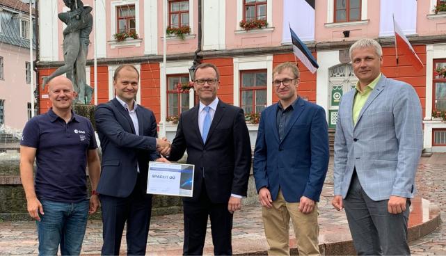 firma ja linna esindajad raekoja ees