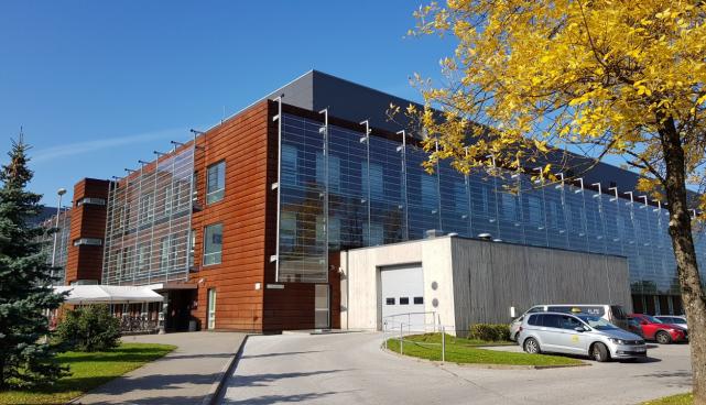 Tartu Ülikooli Kliinikumi erakorralise meditsiini osakonna (EMO) peauks ja parkla