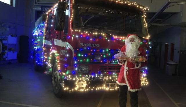 Tuledesäras päästeauto koos jõuluvanaga