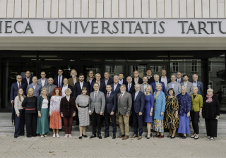 Volikogu ja linnavalitsus Tartu Ülikooli raamatukogu trepil 18.09.2025
