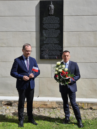 Fotol Tartu linnapea Urmas Klaas ja Poola suursaadik Eestis Artur Orzechowski asetamas lilli Stefan Batory mälestustahvli juurde.